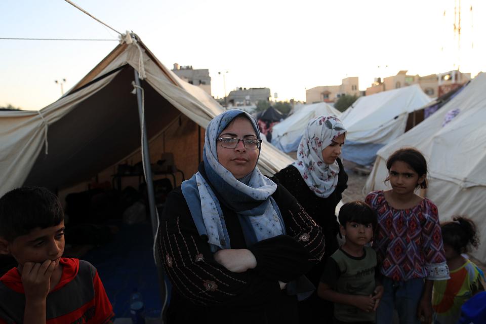 «Si j'avais su, je serai aussi restée chez moi dans ma maison, même avec les bombardements sur nos têtes. Ils nous traitent comme des ordures », lance Nariman Abd, mère de trois enfants, réfugiée dans un camp de tentes au sud. Le reste de sa famille est, pour le moment, resté « sous les bombes », au nord, dans la ville de Gaza.