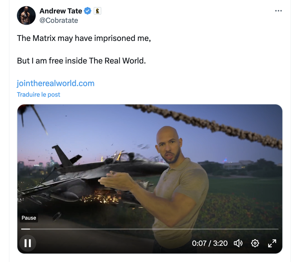 Capture d'écran d'une vidéo. Un homme chauve en t-short parle devant uen image d'avion qui s'écrase. 